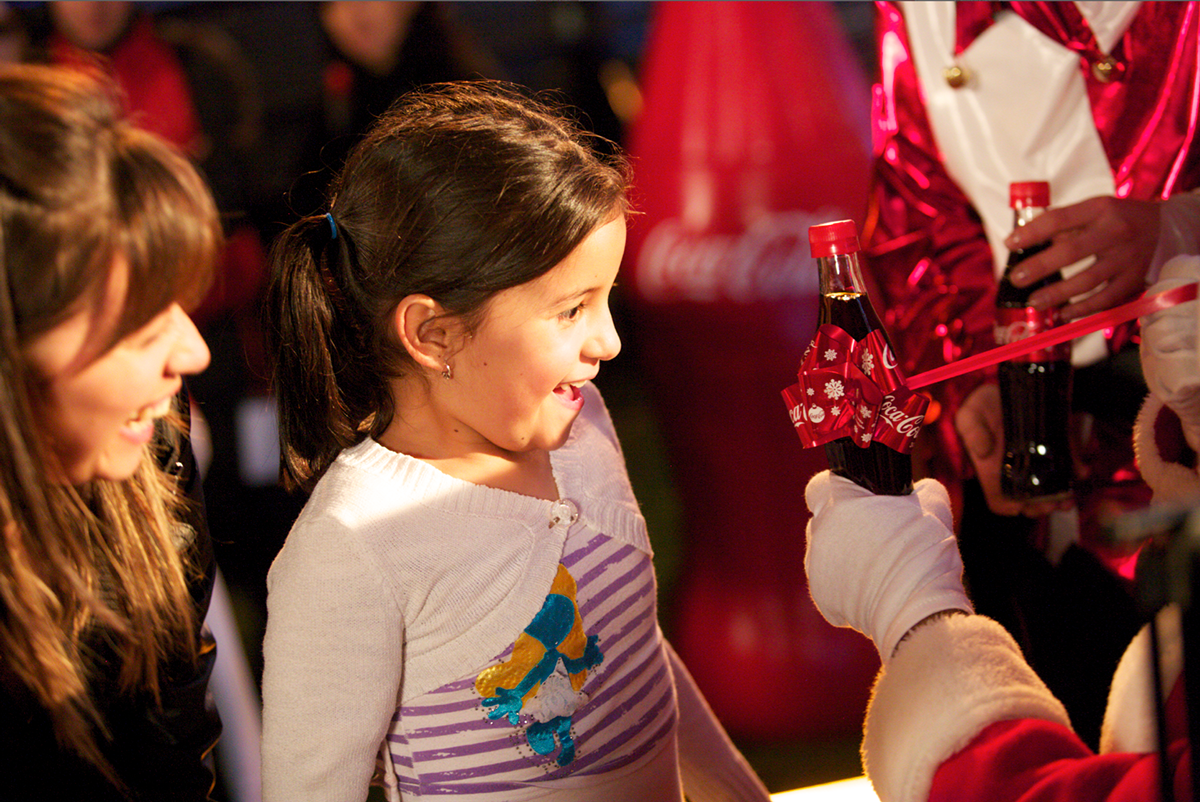 rgb_creative_cocacola_magic_bow_04